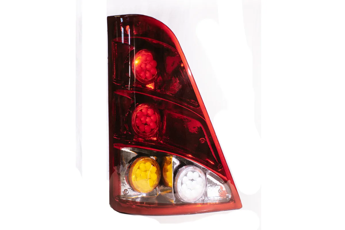 La misma línea de óptica terminada: rojo profundo y lentes LED nítidas